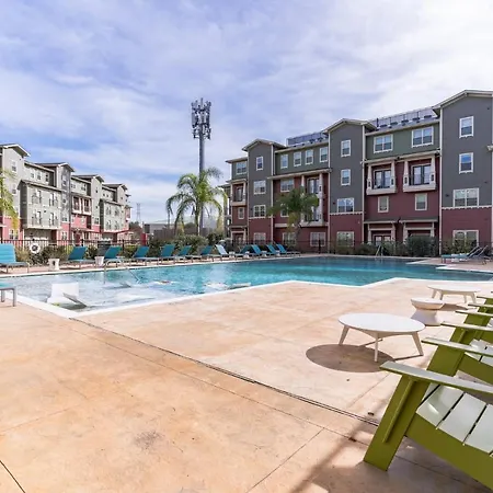 Peaceful Suite With Full Amenities And Uh Nearby